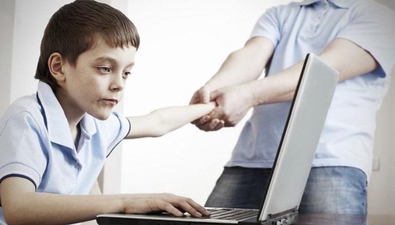استخدام الأطفال للإنترنت يوميا يهدد صحتهم