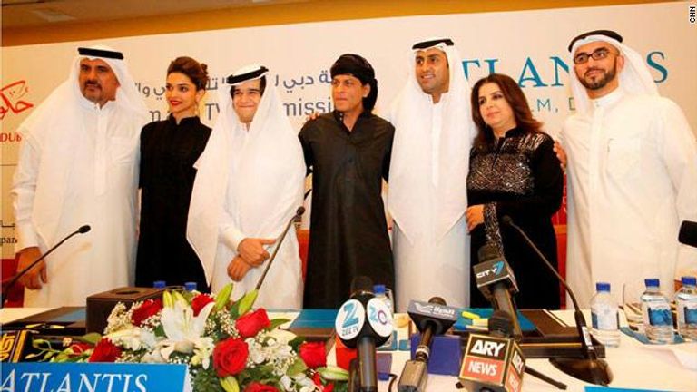النجم الهندي شاروخان خلال إحدى زيارته إلى دبي - صورة أرشيفية