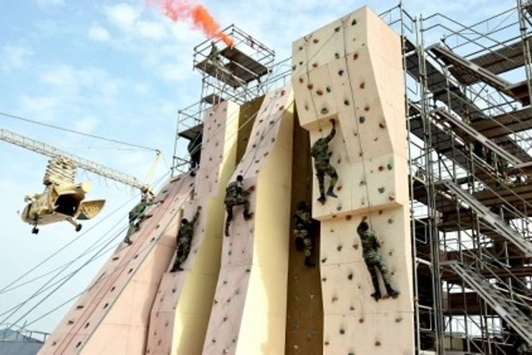 ثوات المظلات المصرية و الروسية يؤدون تدريبًا ضمن (حماة الصداقة 3 ) تدريب الإسقاط الجوي ضمن "حماة الصداقة - 3"