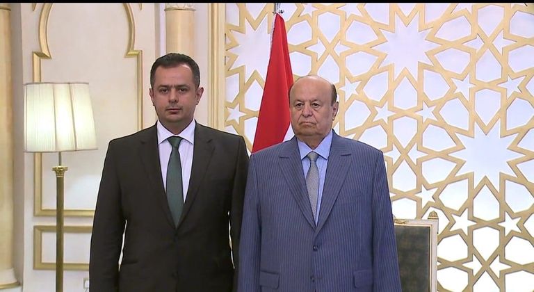 الرئيس اليمني ورئيس الحكومة الجديد معين عبدالملك الرئيس هادي خلال الاجتماع برئيس الحكومة اليمنية ومسؤولين آخرين