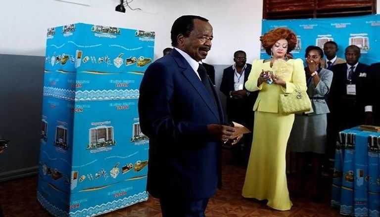 رئيس الكاميرون بيا مع زوجته خلال الإدلاء بصوتهما- رويترز