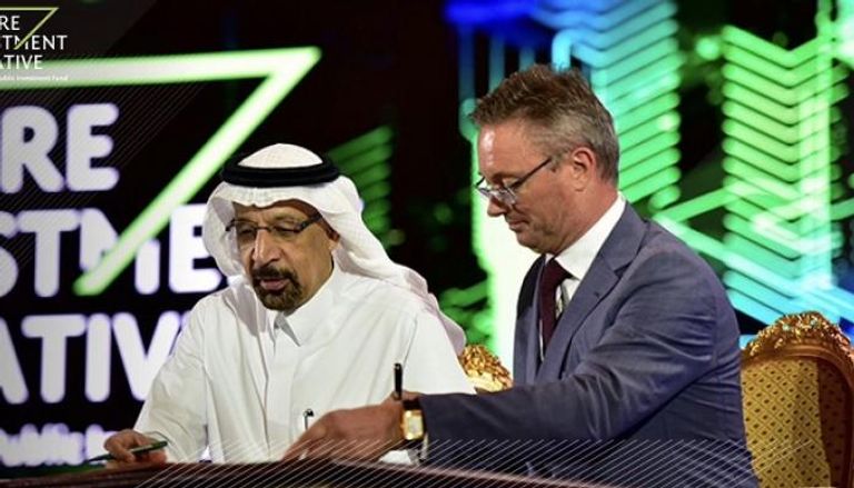 وزير الطاقة السعودي يوقع إحدى مذكرات التعاون 