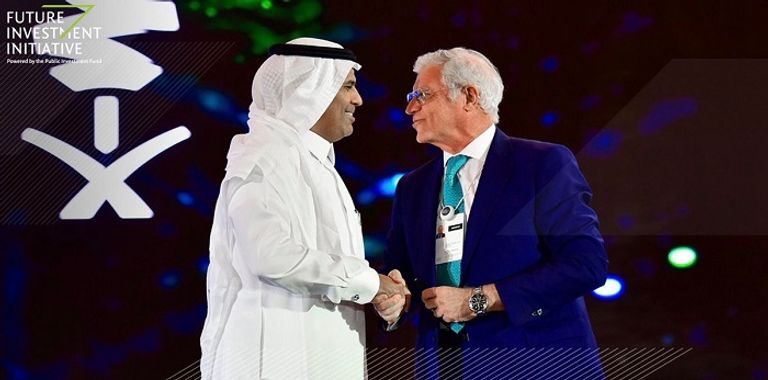 وزير الطاقة السعودي يوقع إحدى مذكرات التعاون 