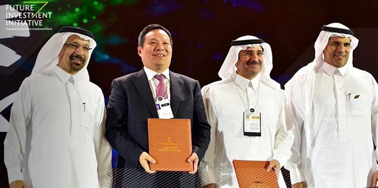 وزير الطاقة السعودي يوقع إحدى مذكرات التعاون 