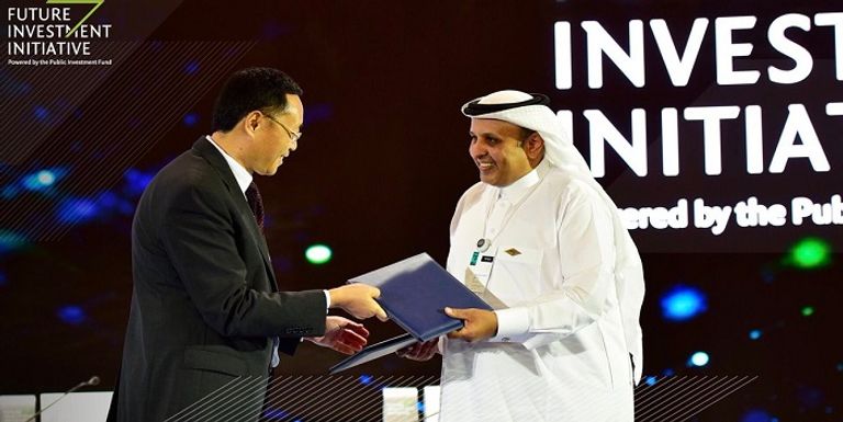 وزير الطاقة السعودي يوقع إحدى مذكرات التعاون 