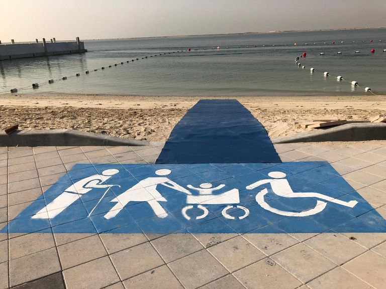 ممرات خاصة لأصحاب الهمم على شواطئ أبوظبي