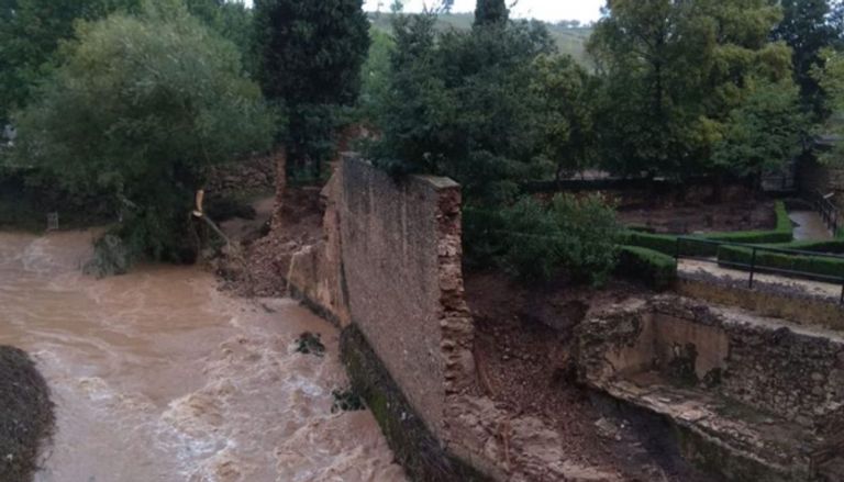 أضرار جدران الحمام المغاربي سببتها الفيضانات في إسبانيا أضرار الحمام المغاربي سببتها الفيضانات في إسبانيا