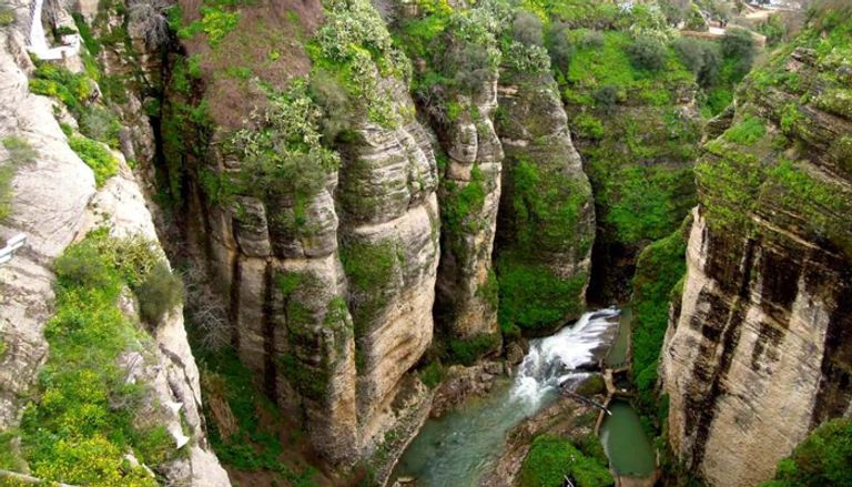 صورة من نهر Guadalevín قبل الفيضانات أضرار الحمام المغاربي سببتها الفيضانات في إسبانيا