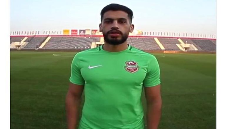ماجد حسن لاعب شباب الأهلي خلال توجيه الرسالة
