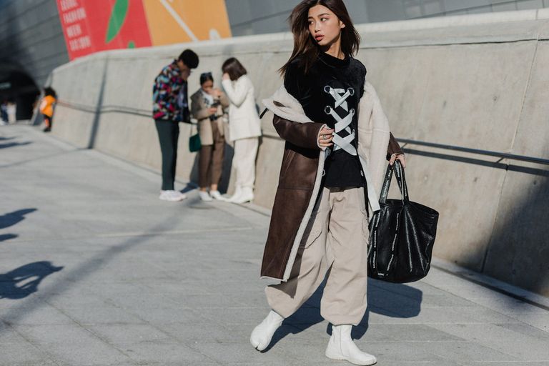 إطلالات الشوارع من أسبوع موضة سول من أسبوع الموضة في سول