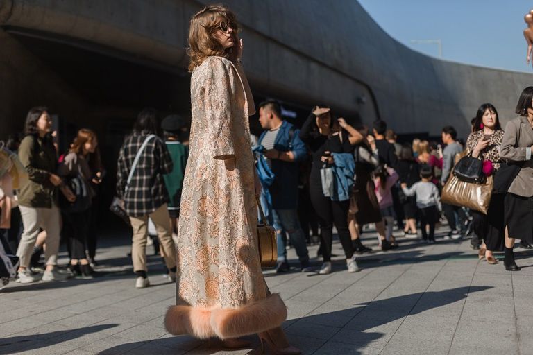 إطلالات الشوارع من أسبوع موضة سول من أسبوع الموضة في سول