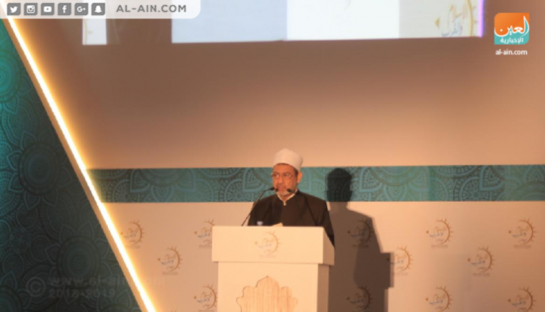 الدكتور أحمد الطيب خلال الندوة الدولية "الإسلام والغرب" أمس