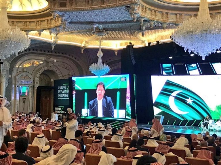 عمران خان رئيس وزراء باكستان خلال مشاركته بمؤتمر دافوس الصحراء