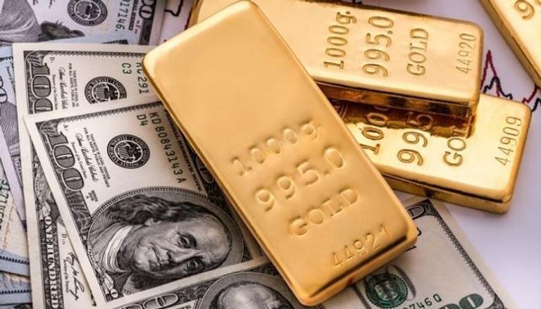 الذهب يتراجع متأثرا بارتفاع الدولار