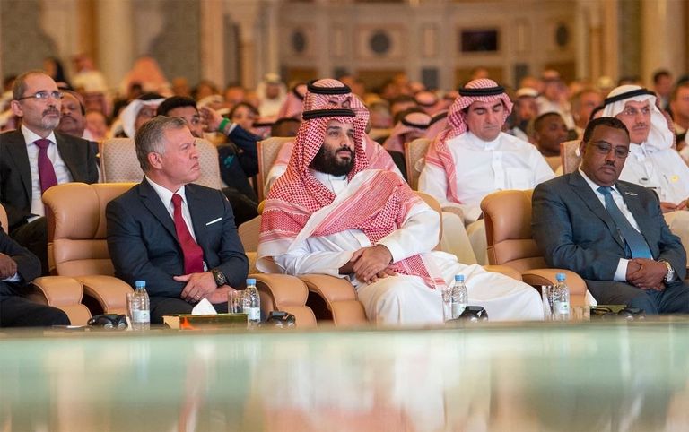 ولي العهد السعودي يحضر حلقة نقاش ضمن مؤتمر