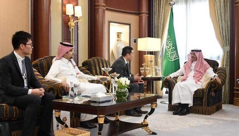 الجدعان خلال اجتماعه مع الرئيس التنفيذي لشركة هواوي السعودية