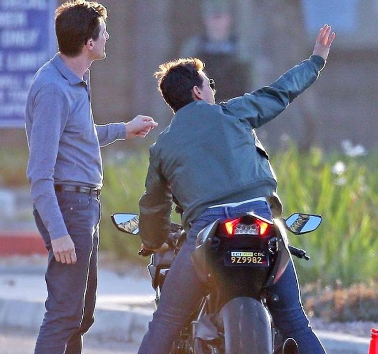 توم كروز أثناء تصوير مشاهد من جزء جديد لفيلمه "top gun"