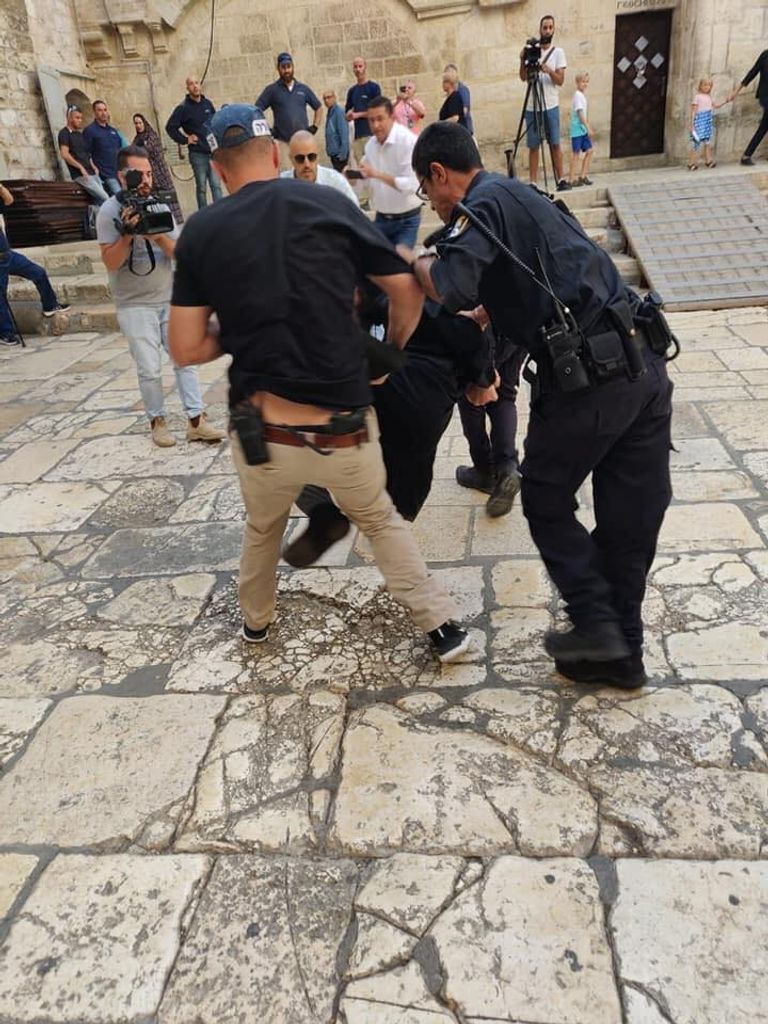 قوات الاحتلال الإسرائيلي تعتقل أحد الرهبان- صورة متداولة عبر وسائل إعلام فلسطينية