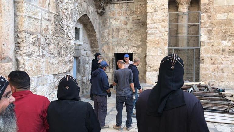 قوات الاحتلال الإسرائيلي تعتقل أحد الرهبان- صورة متداولة عبر وسائل إعلام فلسطينية