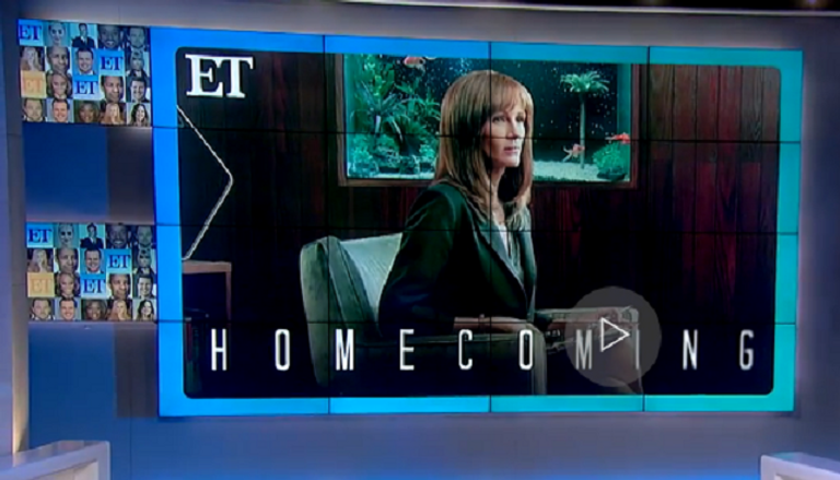 جوليا روبرتس في مشهد من مسلسل "هوم كامينج"