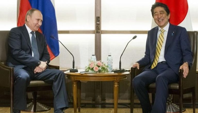 الرئيس الروسي بوتين ورئيس وزراء اليابان شينزو آبي - أرشيفية