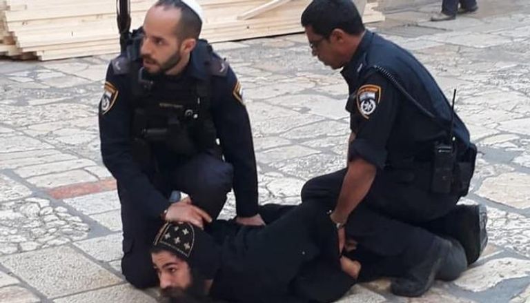 قوات الاحتلال الإسرائيلي تعتقل أحد الرهبان- صورة متداولة عبر وسائل إعلام فلسطينية