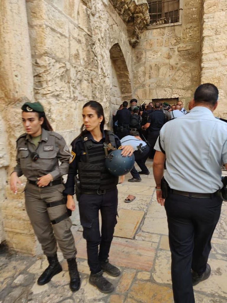 قوات الاحتلال الإسرائيلي تعتقل أحد الرهبان- صورة بوسائل إعلام فلسطينية