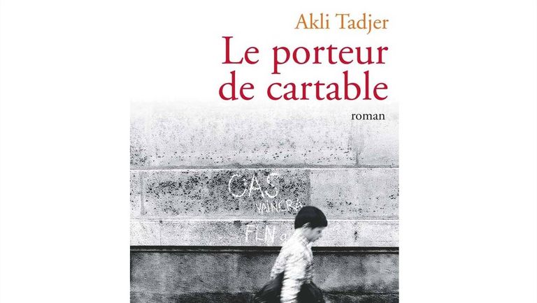 غلاف الرواية رواية حامل الحقيبة للكاتب أكلي تاجر