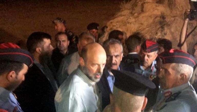 رئيس الوزراء الأردني عمر الرزاز يتابع جهود إنقاذ الطلاب المحاصرين