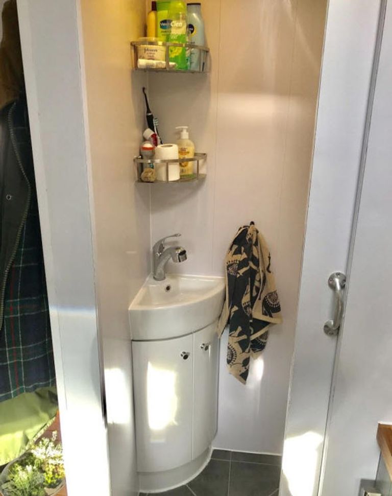 أمريكية تحول حافلتها لمنزل متحرك