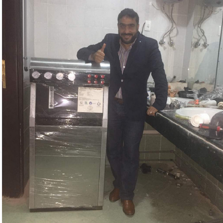 د.وائل عبد المعز مع الوحدة الجديدة معالجة "المياه الرمادية" لأغراض الزراعة وغسيل الأرضيات في مصر