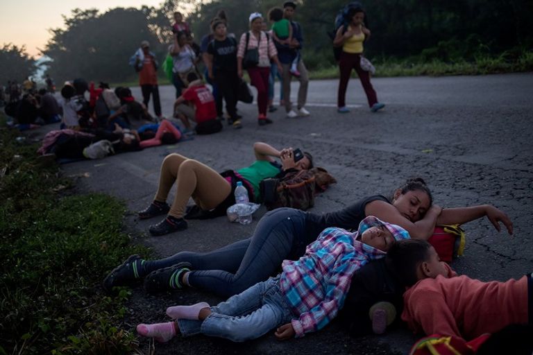 أُسر  من المهاجرين في طريقها إلى الولايات المتحدة - رويترز