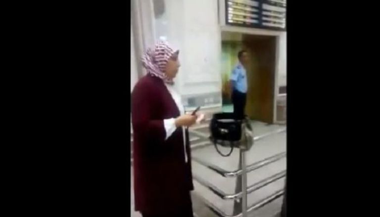 النائبة عن حركة "النهضة" يمينة الزغلامي تهدد موظفي الجمارك بمطار قرطاج