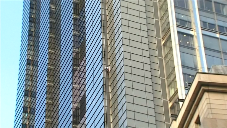 سبايدر مان يقترب من أعلى البرج اللندني