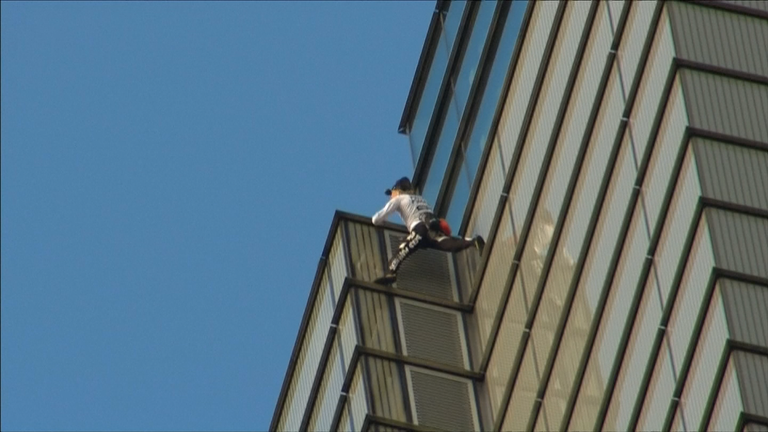 سبايدر مان يقترب من أعلى البرج اللندني