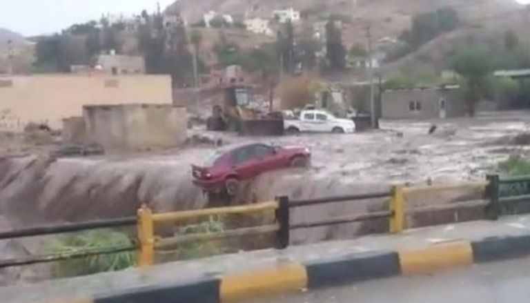 آثار السيول التي ضربت الأردن