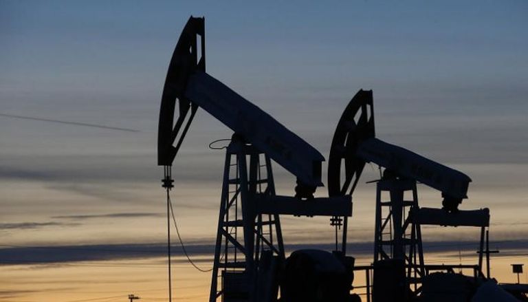 أسعار النفط تتجه لتحقيق خسائر أسبوعية بنسبة 4%