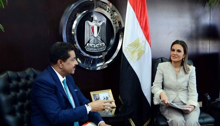  وزيرة الاستثمار المصرية خلال لقائها رئيس مجموعة ثومبي الطبية