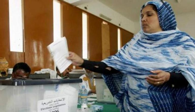 سيدة في موريتانيا تدلي بصوتها في الانتخابات البلدية - أرشيفية