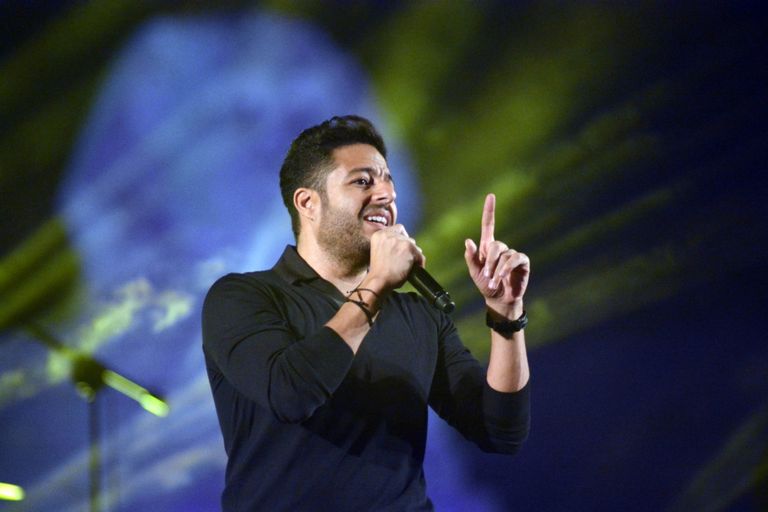 المطرب المصري محمد حماقي في أثناء الحفل