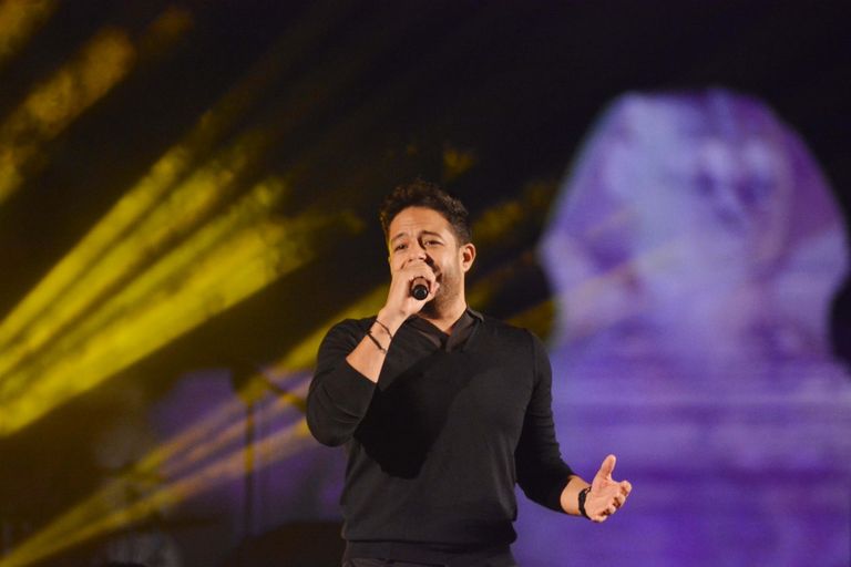 المطرب المصري محمد حماقي في أثناء الحفل