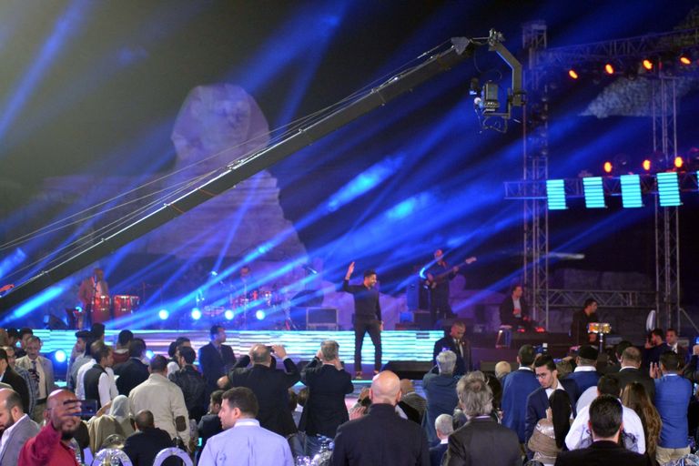 المطرب المصري محمد حماقي في أثناء الحفل