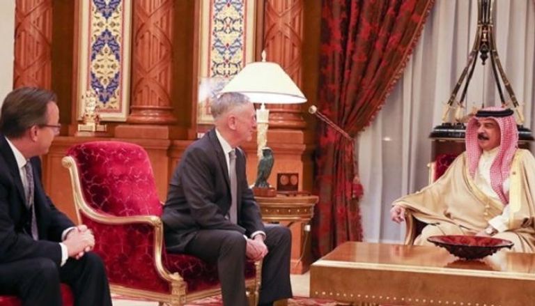 ملك البحرين يستقبل وزير الدفاع الأمريكي