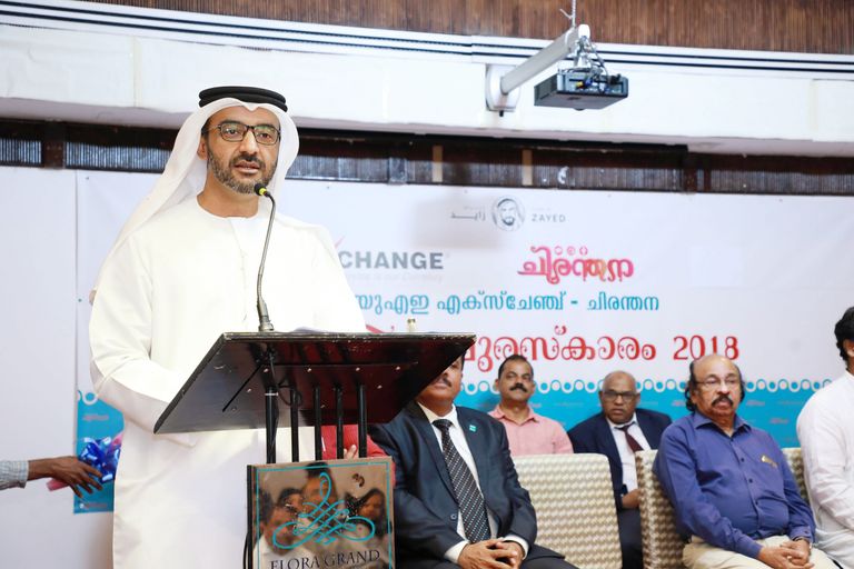 خالد الظنحاني يتسلم الجائزة