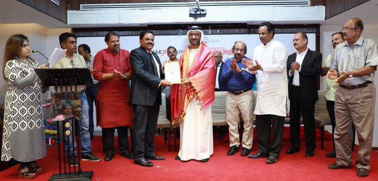 خالد الظنحاني يتسلم الجائزة