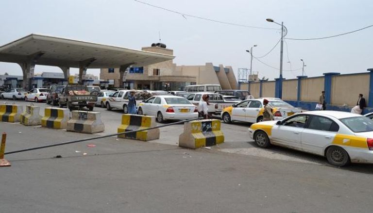 تكدس بمحطات وقود السيارات في اليمن 