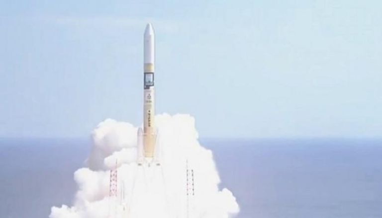 لحظة انطلاق الصاروخ حاملاً القمر الصناعي الإماراتي 