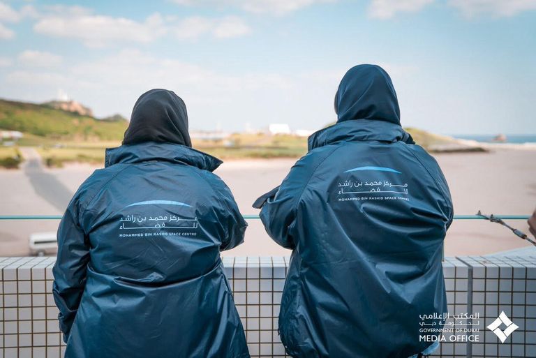 فريق مركز محمد بن راشد للفضاء أثناء إطلاق القمر الصناعي خليفة سات