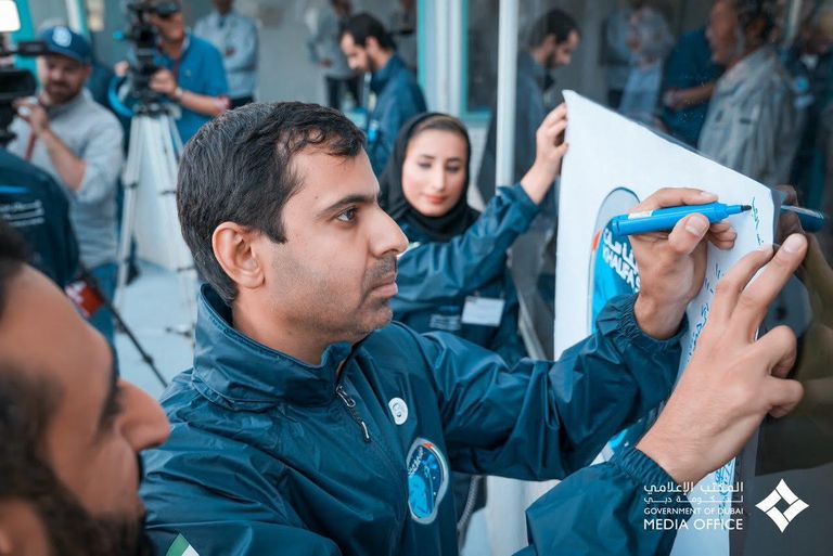 فريق مركز محمد بن راشد للفضاء أثناء إطلاق القمر الصناعي خليفة سات