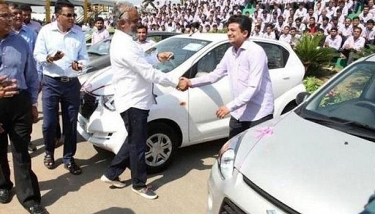 تاجر ألماس هندي يهدي موظفيه مئات السيارات
